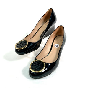 TORY BURCH Black Patent Leather Logo Medallion Wedge Pumps 5.5