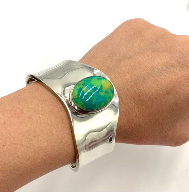 Mexican Sterling Art Glass Turquoise Lime Yellow Cabochon Wavy Cuff